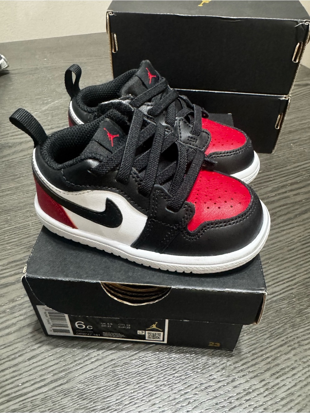 Jordan Kids Low-Top Sneakers in Black/Red/White